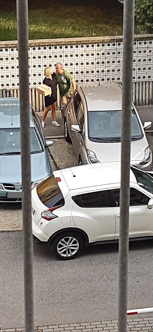 Bratislava - Kohútova ulica 26.8.2019 o 17.15 hod. - Kotleba si s asistentkou vymenil škatuľu banánov a letmý bozk.