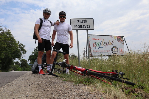 Kamaráti prešli na bicykloch cez celé Slovensko.