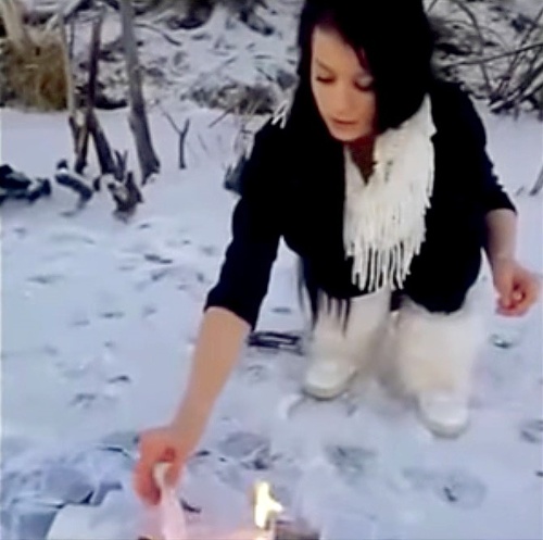 Sheila vo videu potrhala posvätnú knihu islamu, podpálila ju a vymočila sa na ňu.