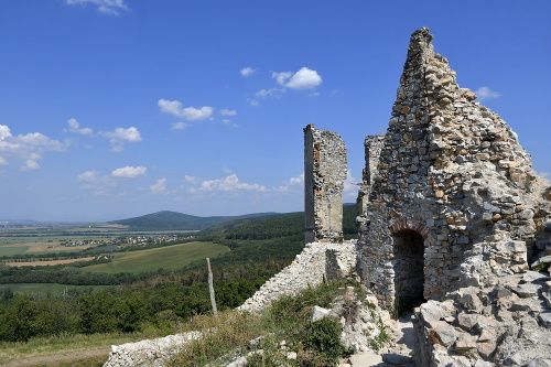 Ruiny hradu v Oponiciach, v ktorom do začiatku 17. storočia sídlil šľachtický rod Apponyiovcov.