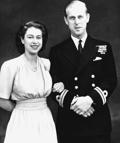 Na archívnej snímke z 10. júla 1947 britská korunná princezná Alžbeta a jej snúbenec Philip Mountbatten pózujú po oznámení o ich zasnúbení v Londýne.