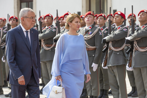 Zuzana Čaputová a rakúsky prezident Alexander Van der Bellen počas uvítacieho ceremoniálu pred palácom Hofburg.