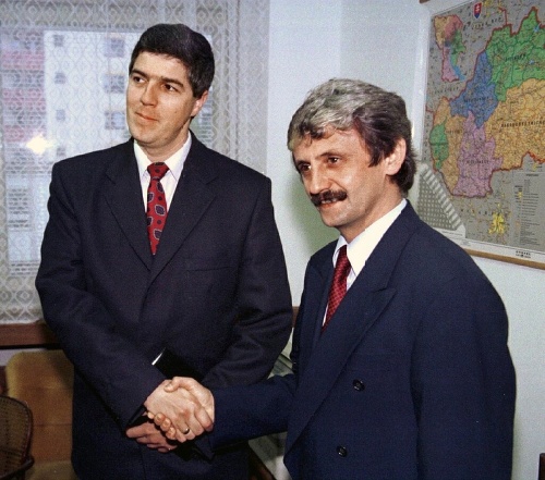 Bugár začínal v politike ešte v deväťdesiatych rokoch - v 1998 vstúpil do vlády s Mikulášom Dzurindom.