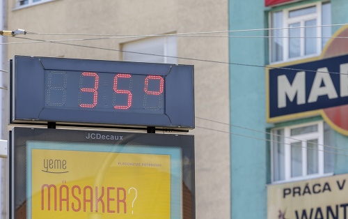 Aj hlavné mesto sužujú horúčavy.