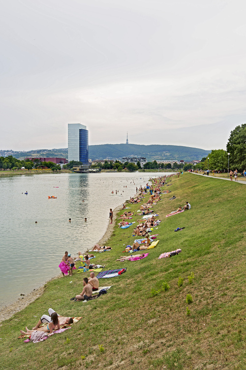 Mnohí Bratislavčania trávia horúce dni najradšej práve na Kuchajde.