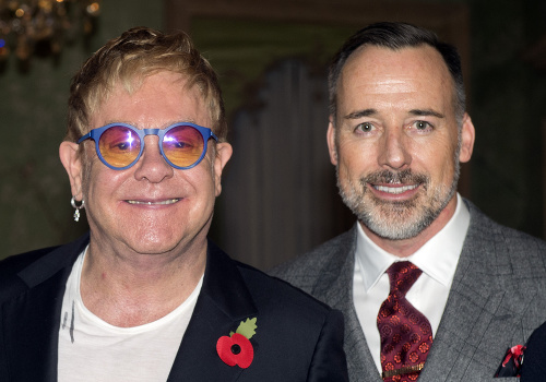 Elton John je už roky zadaný, jeho manželom je David Furnish.