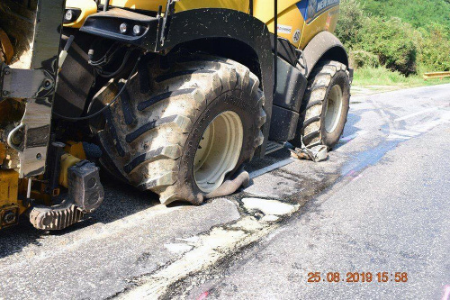 Vodič Peugeotu vrazil do kombajnu.