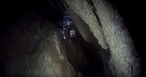 Záchranári sa snažia vyslobodiť uviaznutých jaskyniarov.