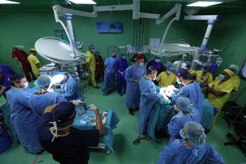 Jedno z oddelených siamských dvojičiek maďarskými chirurgmi sa už prebralo.