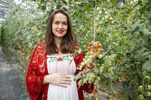 Pestovateľka Zuzka (28) má z paradajkového raja obrovskú radosť. 