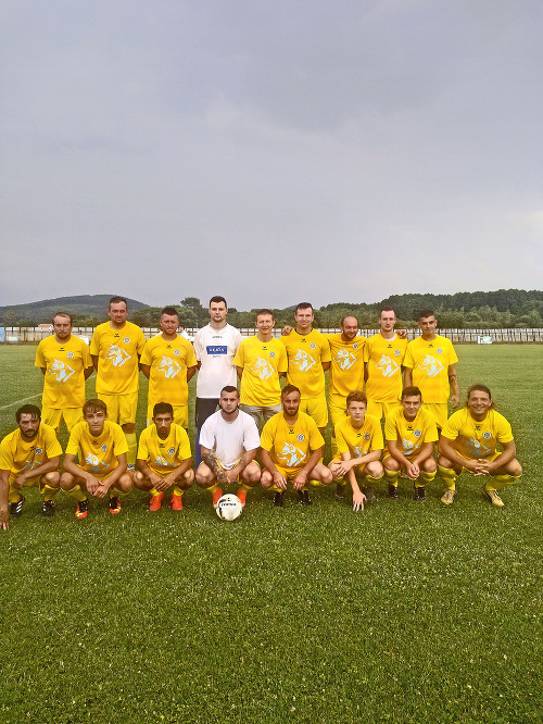 Lučenský farár (39) hráva futbal v rodnej obci Divín. (piaty zľava))