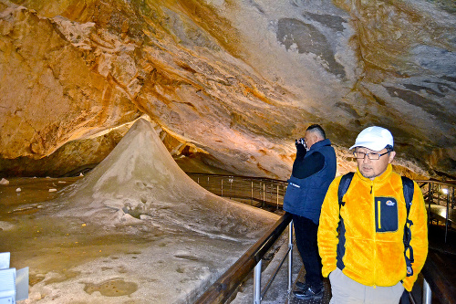Dobšinská ľadová jaskyňa je v letnej sezóne najnavštevovanejšou lokalitou Slovenského raja.