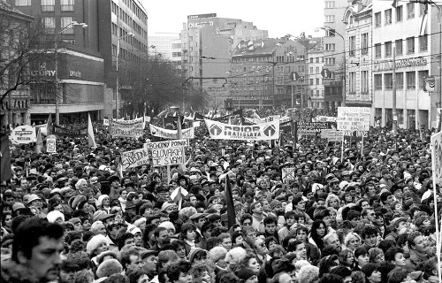 November 1989: Tublatanka sa aktívne zúčastnila nežnej revolúcie. Dodnes patrí k jej symbolom.