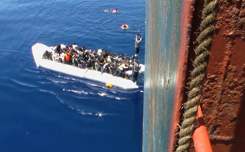 Migranti často cestujú na preplnených gumených člnoch.