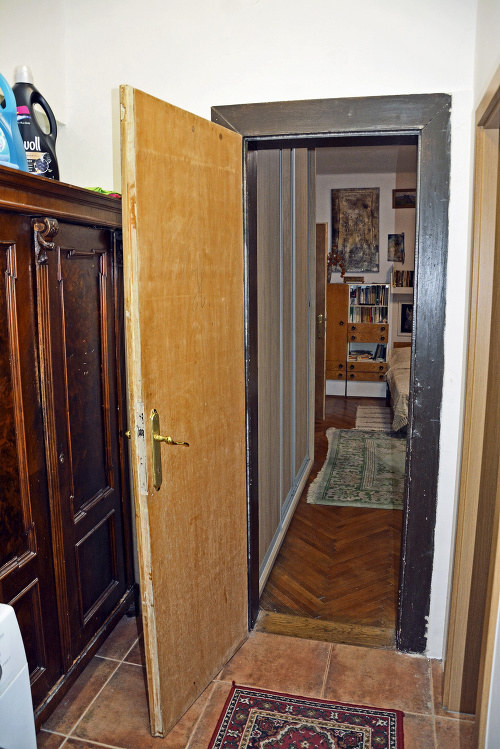 Viaceré dvere vnútri patria do pôvodného vybavenia.