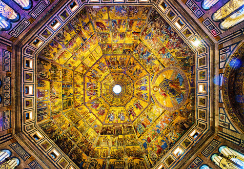 Fresky: Vnútornú kupolu zdobia nádherné maľby. 