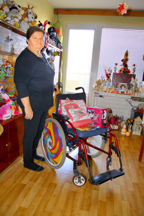 Invalidný vozík a aj školská taška sú stále v Lenkinej izbe.