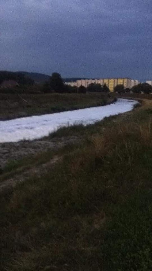 Na rieke Hron sa objavila hustá biela pena.