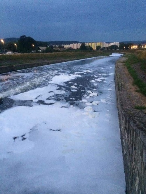 Na rieke Hron sa objavila hustá biela pena.