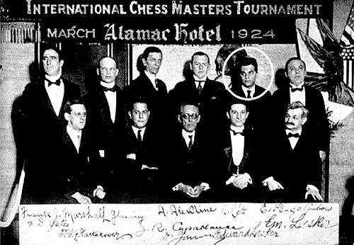 New York 1924: Réti na medzinárodnom šachovom turnaji, kde porazil majstra sveta Josého Raúla Capablancu.