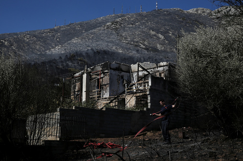 Grécko sužuje veľký lesný požiar.