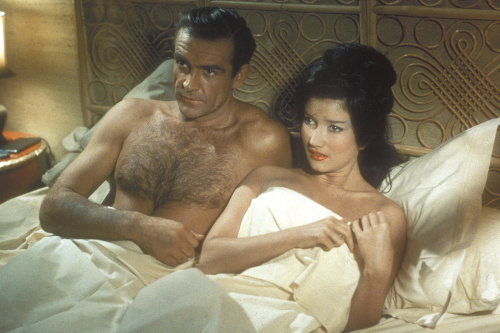 Dr. No (1962):  Tvorcom sa zdal na rolu priveľmi vysoký a prerastený. 