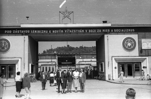 1956 - História: Ľudia pózujú pred vstupnou bránou fabriky. 