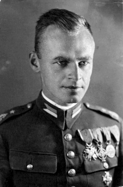 Pilecki bol poľským dôstojníkom a členom odboja proti nacistom.