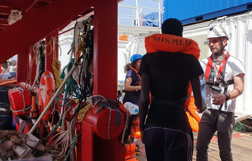 Nové plavidlo humanitárnych organizácií Ocean Viking zachránilo prvých 80 migrantov.