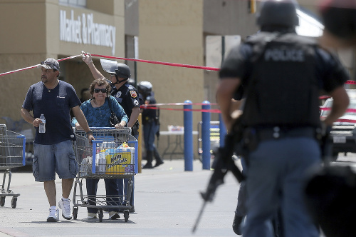 Polícia evakuuje zákazníkov Walmartu počas sobotňajšej streľby v nákupnom centre v texaskom meste El Paso .