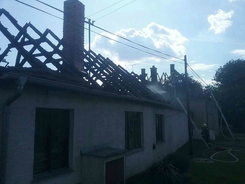 Požiar zachvátil strechu jedného z domov, pričom sa rozšíril aj na strechu susedného domu. 
