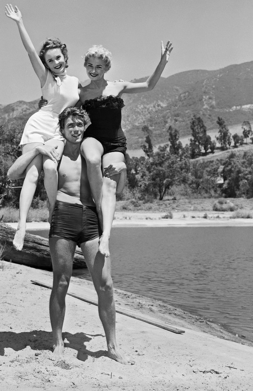 Začiatky: Clint v roku 1954 so svojimi hereckými kolegyňami, vľavo Olive Sturges, vpravo Dani Crayne.