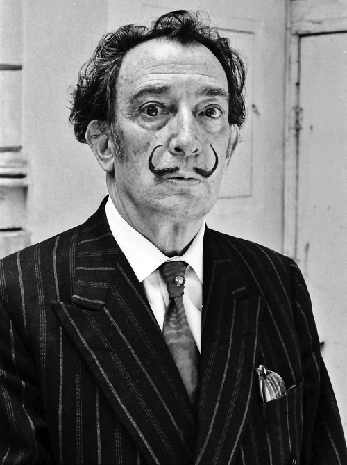 Salvador Dalí bol známy svojimi fúzmi.
