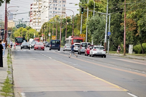 Mimo priechodu v priebehu krátkeho času prechádzali ľudia s deťmi, o barlách, niektorí doslova prebiehali cestu.