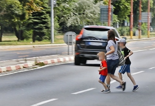 Mimo priechodu v priebehu krátkeho času prechádzali ľudia s deťmi, o barlách, niektorí doslova prebiehali cestu.