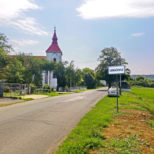Dedinka Lukačovce nemá ani 500 obyvateľov.