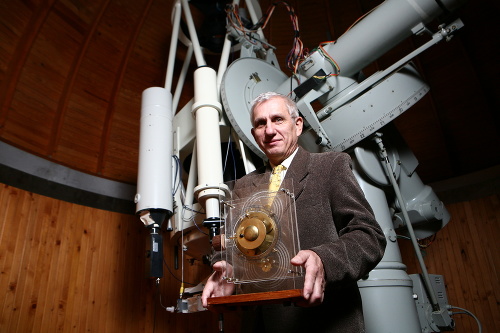 Astronóm Ján Svoreň drží najstarší počítač sveta, grécky astroláb, mechanizmus Antikythera.