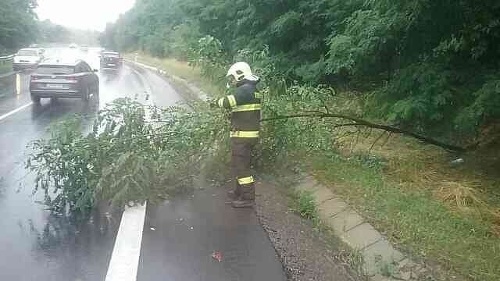 Hasiči zasahovali pri škodách, ktoré spôsobila silná búrka. 