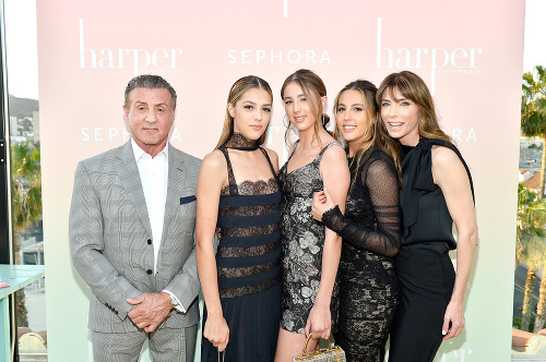 Hrdý tatko: Stallone s dcérami Sistine, Scarlet a Sophiou a manželkou Jennifer Flavin.