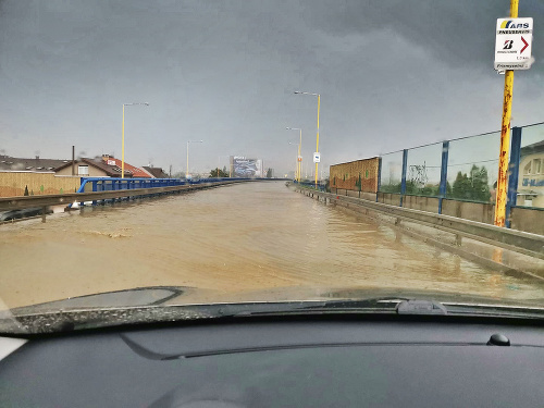 Časť privádzača na Sečovskej ulici je po búrke na začiatku júla úplne zatopený.