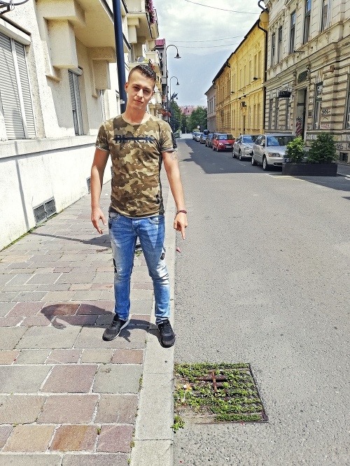 Súčasný stav 24.7.2019 - Vodná ulica: Košičan Jozef (22) ukazuje na zarastený vpust.
