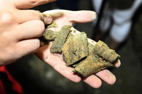 Črepy keramiky a kostí objavené v podzemných priestoroch zámku.