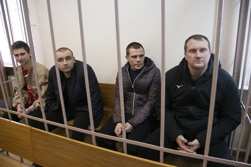 Ukrajinskí námorníci v súdnej sieni v Moskve.