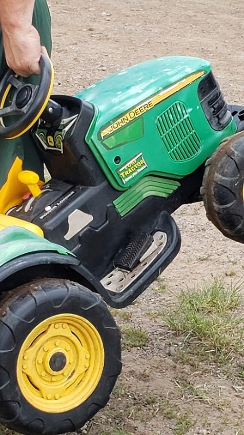 Otec okamžite vytiahol z traktora batériu, aby sa to nemohlo zopakovať.