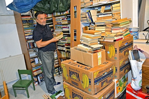 Zberateľ Richard (55) má pivnicu preplnenú vyše 3 000 knihami.