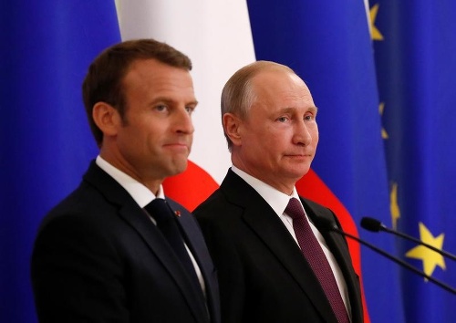 Putin a Macron sa stretli v Petrohrade.