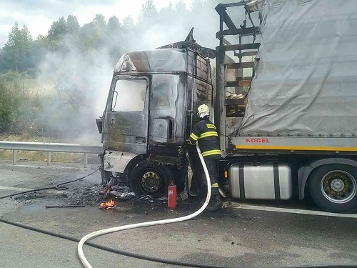 Zásah hasičov pri požiari kamióna.