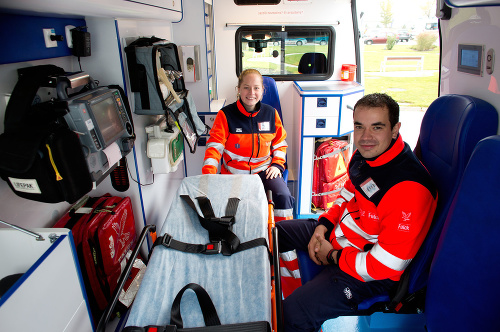 Záchranári Adela (23) a Martin (25) sa v novučičkých sanitkách predviedli na spanilej jazde po hlavnom meste.
