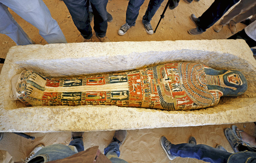 V okolí pyramídy našli viacero sarkofágov.