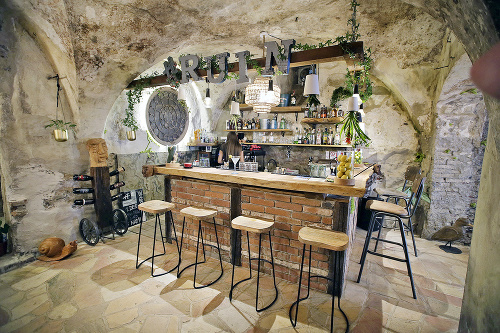 Bar: Aj zvyšok interiéru je kombináciou dreva a kameňa.